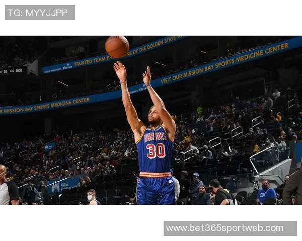 库里生涯第17赛季开局表现惊艳圆满加入180俱乐部场均325分引领球队 库里生涯第17赛季开局表现惊艳圆满加入180俱乐部场均325分引领球队