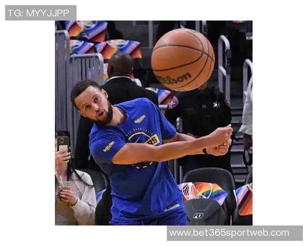 库里第二节神勇表现连中五记三分球展现超强实力引爆全场气氛