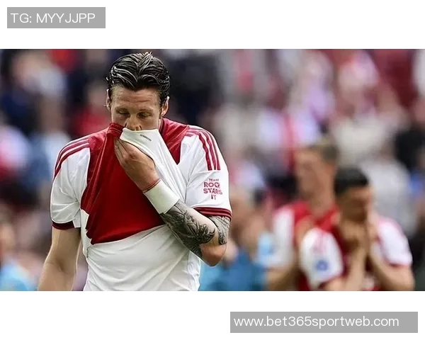 阿贾克斯比赛因球迷燃放烟花纪念逝者中断43分钟后被取消