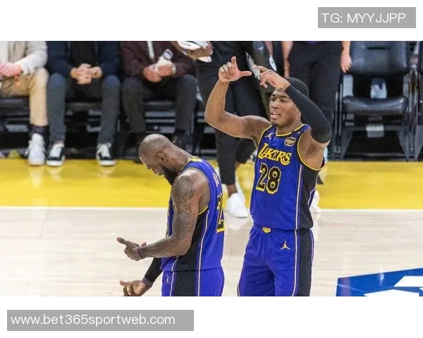 詹姆斯投篮与传球给八村的差异何在为何引发如此争议